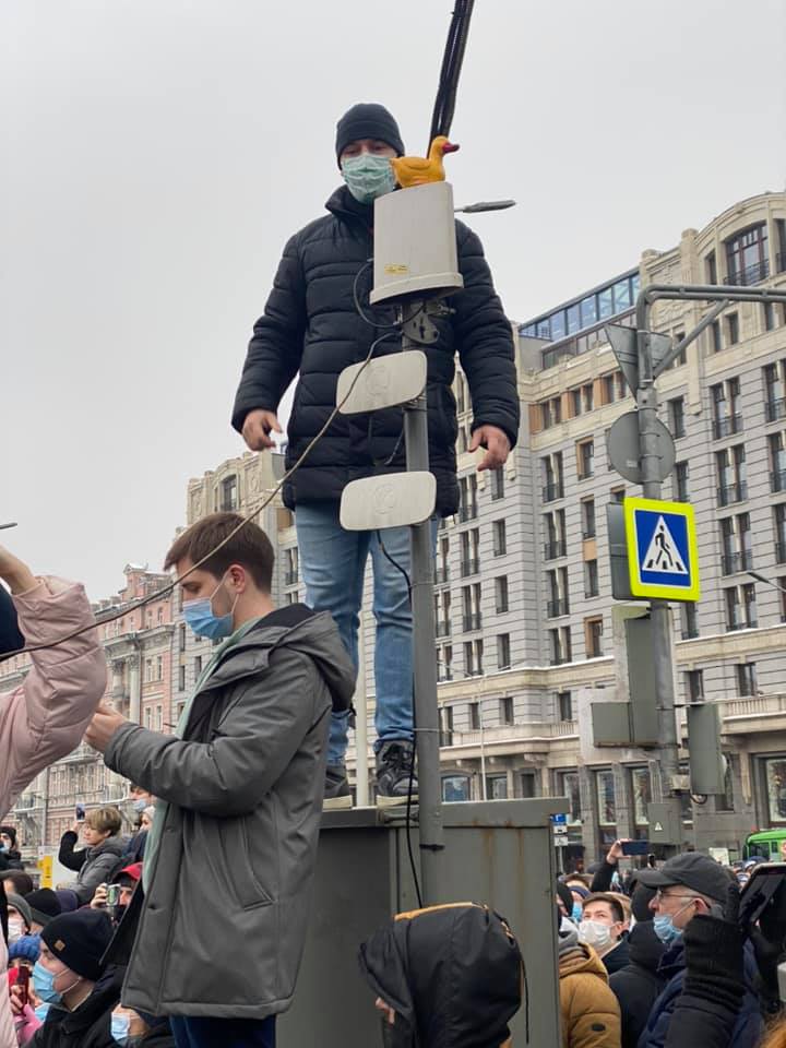 В Москве участник акции захватил с собой уточку — символ одного из предыдущих расследований Навального В Москве участник акции захватил с собой уточку — символ одного из предыдущих расследований Навального
