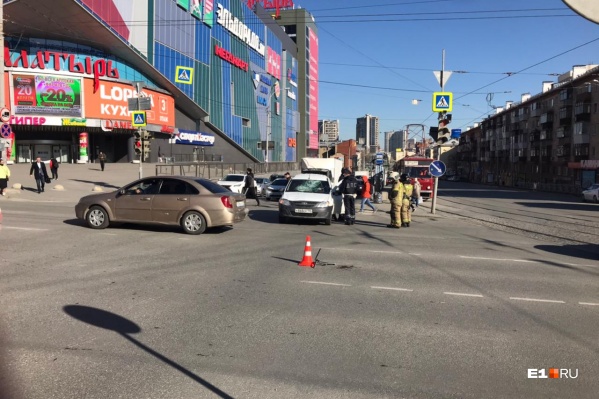 Авария случилась у торгового центра Авария случилась у торгового центра