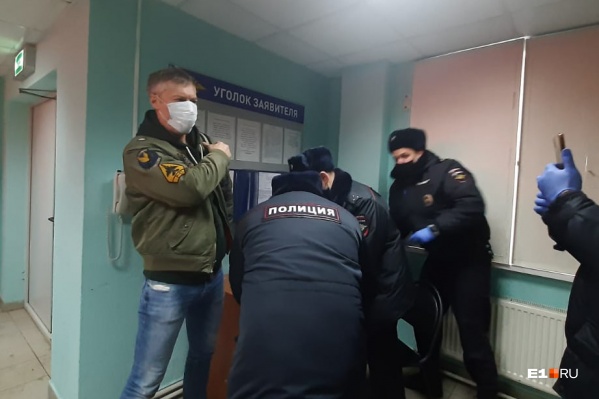 Евгений Ройзман в московском ОВД «Гольяново» Евгений Ройзман в московском ОВД «Гольяново»