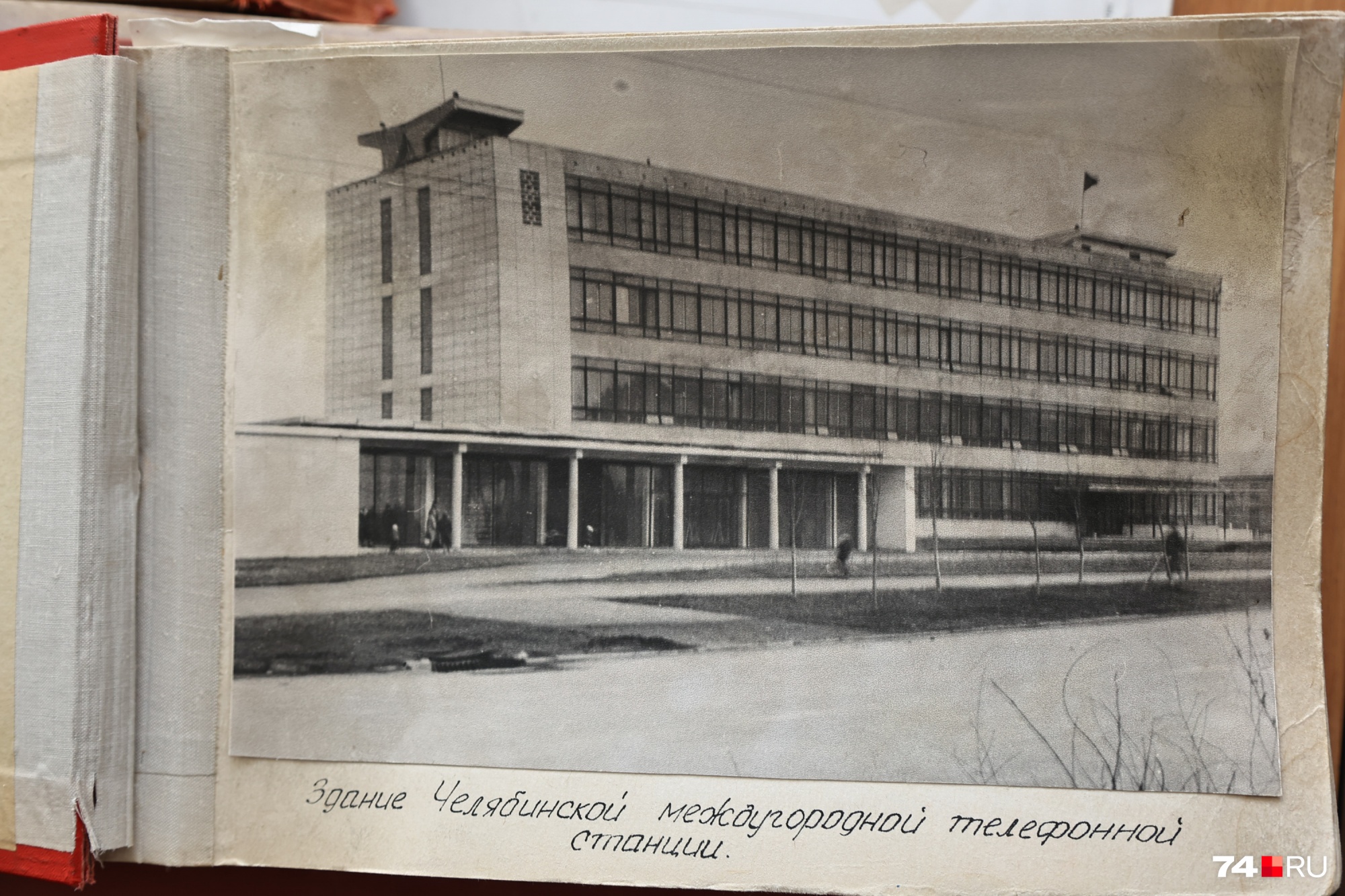 Вот так выглядело здание междугородней телефонной станции на Воровского, когда Надежда только устроилась на работу. Не было ни вышки рядом, ни забора вокруг