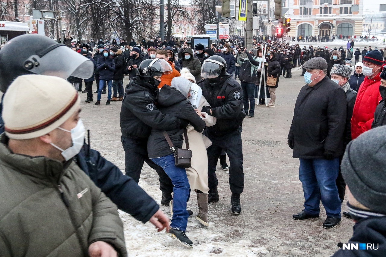 Силовики задерживают женщину с плакатом Силовики задерживают женщину с плакатом