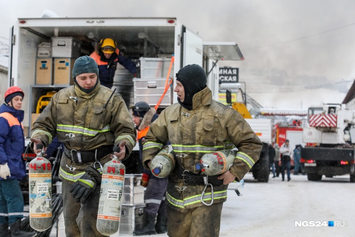 Трое пожарных отправились в охваченное пожаром и едким дымом здание склада. И не вернулись Трое пожарных отправились в охваченное пожаром и едким дымом здание склада. И не вернулись
