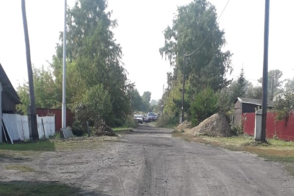 Дом, в котором нашли тела убитых школьниц в Киселёвске, еще под оцеплением: что сейчас происходит на месте