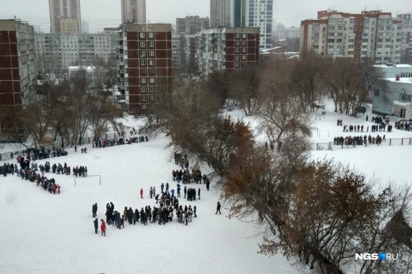 Эвакуация из лицея <nobr class="_">№ 9</nobr> Эвакуация из лицея <nobr class="_">№ 9</nobr>