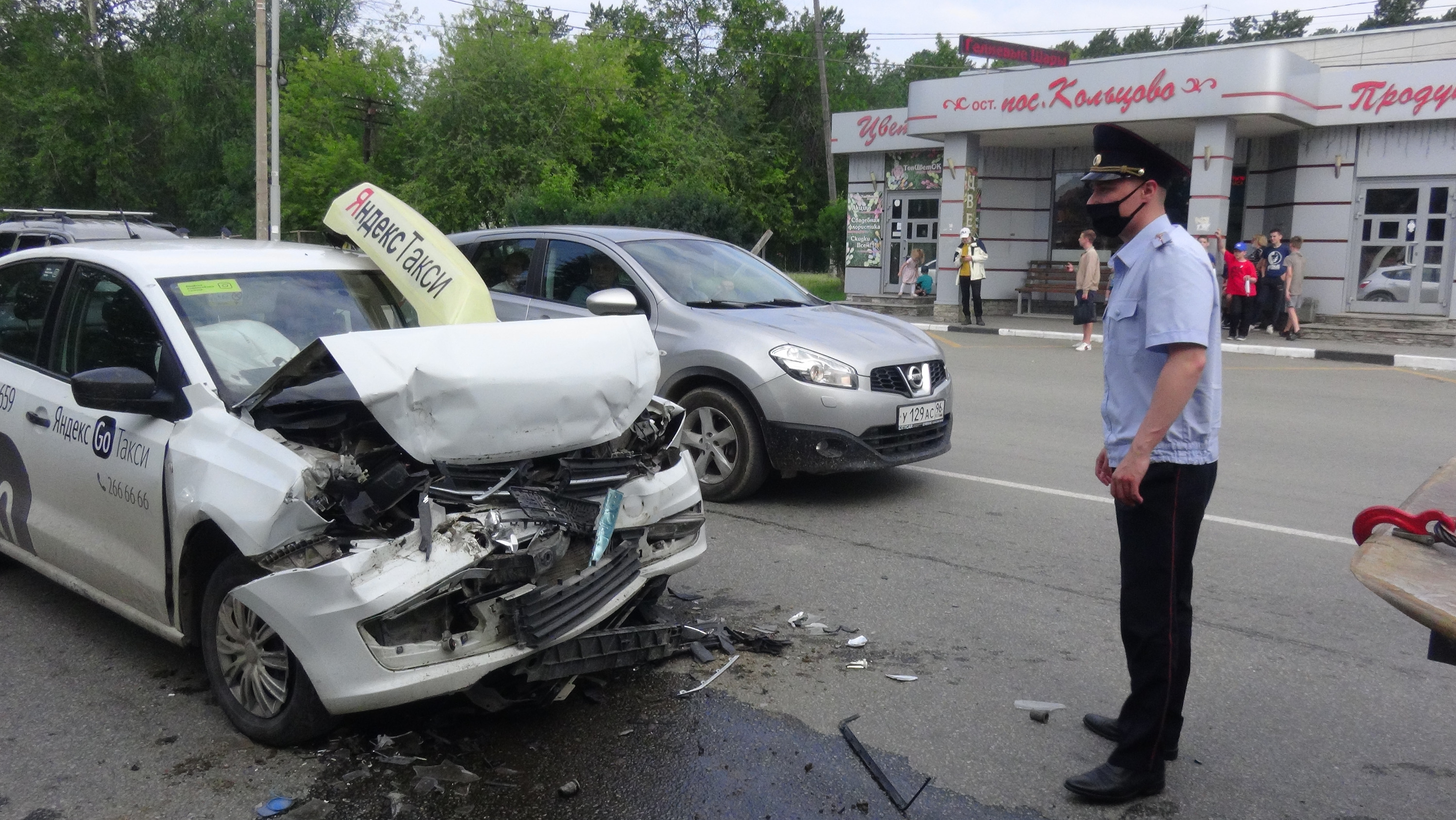 В Екатеринбурге таксист врезался в экскаватор, когда вез на учебу троих студенток. Все в больнице