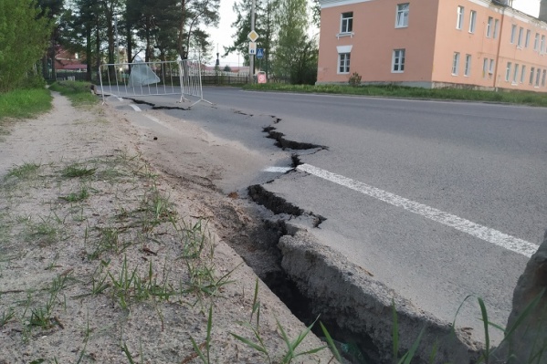 В Рыбинске треснула дорога В Рыбинске треснула дорога