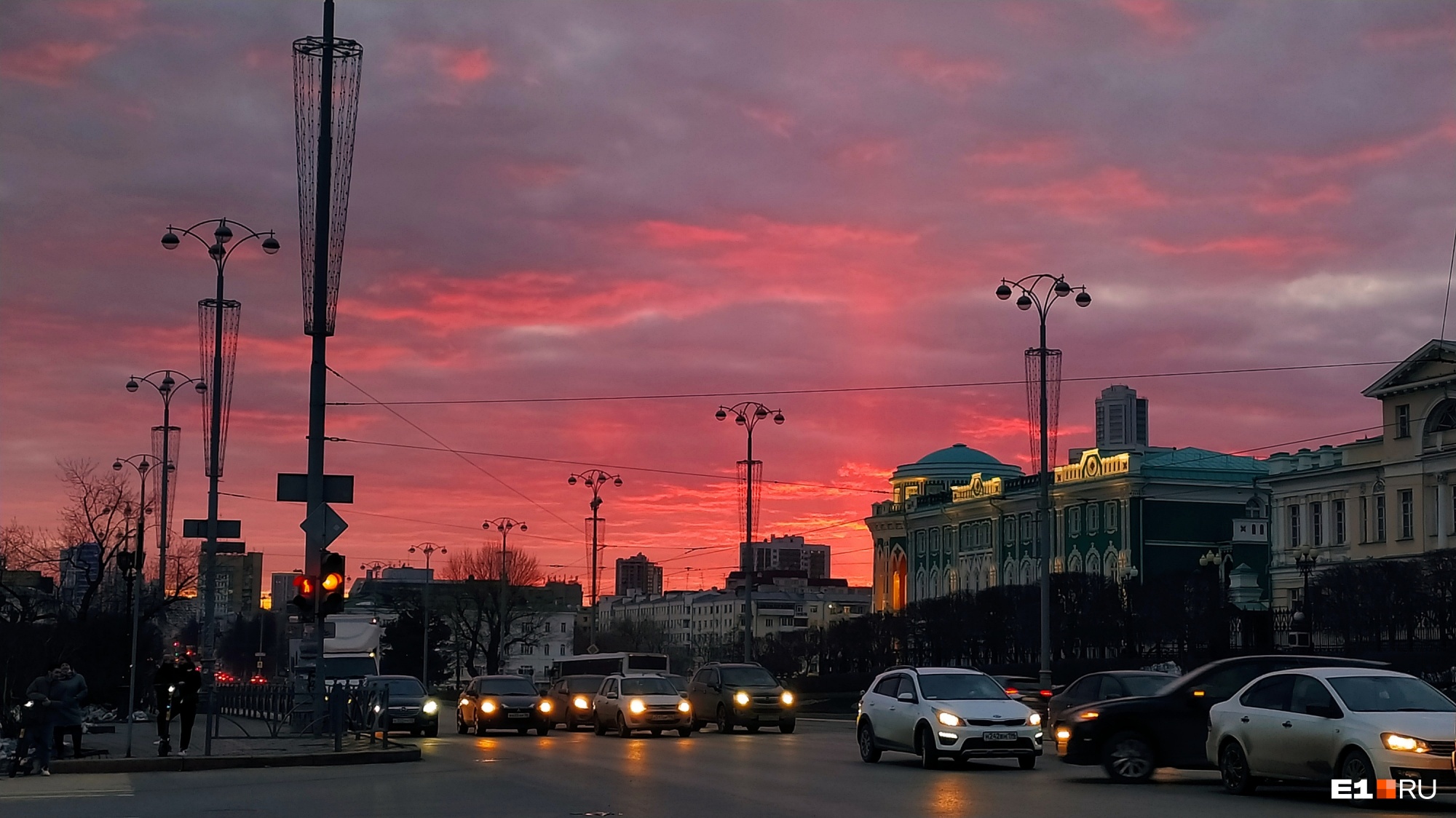 Огненное уральское небо: екатеринбуржцы сняли яркий закат над городом