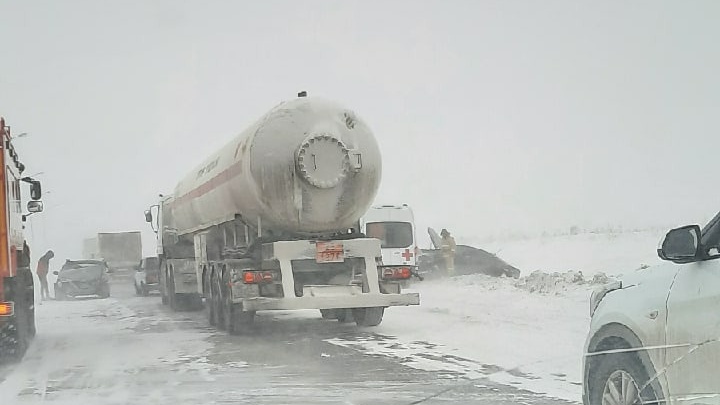 «Люди замерзают на трассе»: в Челябинской области из-за сильной метели перекрыли уже 14 дорог