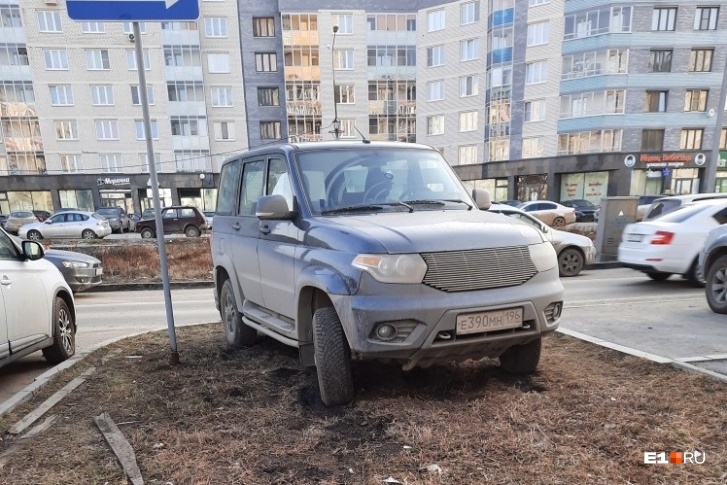 С газонов сошел снег, а автохамы — не сошли С газонов сошел снег, а автохамы — не сошли