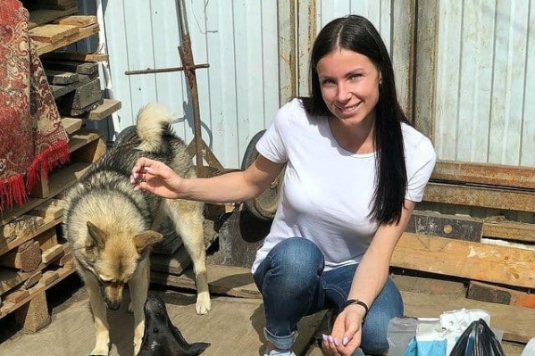 Алеся Клочко присматривает землю для будущего приюта в районе Рощино Алеся Клочко присматривает землю для будущего приюта в районе Рощино