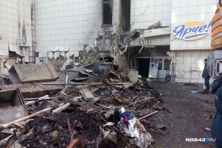 Второй день после пожара в «Зимней вишне» Второй день после пожара в «Зимней вишне»