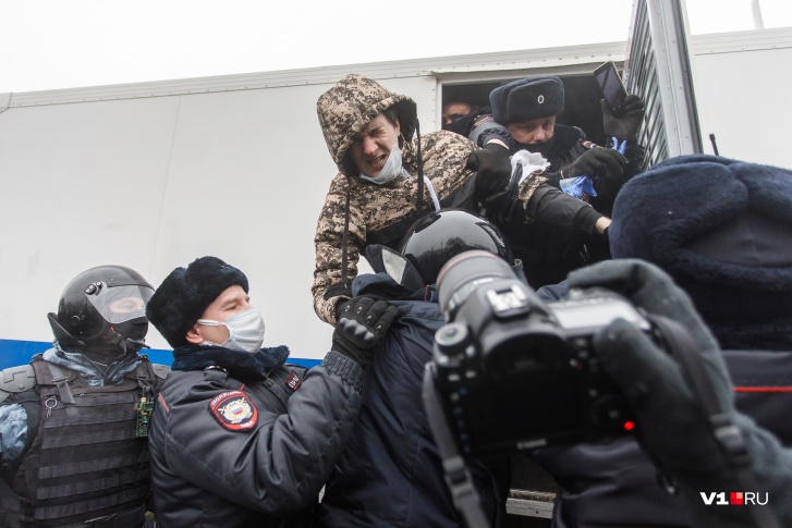Силовики задерживали самых активных митингующих Силовики задерживали самых активных митингующих