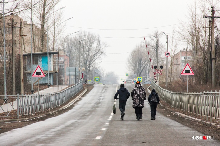 Облагороженная дорога в Гуково — новые фонари, заборы и асфальт. Но железнодорожный переезд опустел — по этим рельсам уже давно не ходят составы с углем Облагороженная дорога в Гуково — новые фонари, заборы и асфальт. Но железнодорожный переезд опустел — по этим рельсам уже давно не ходят составы с углем