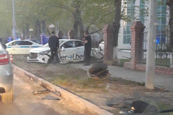 Машину такси выбросило на тротуар Машину такси выбросило на тротуар