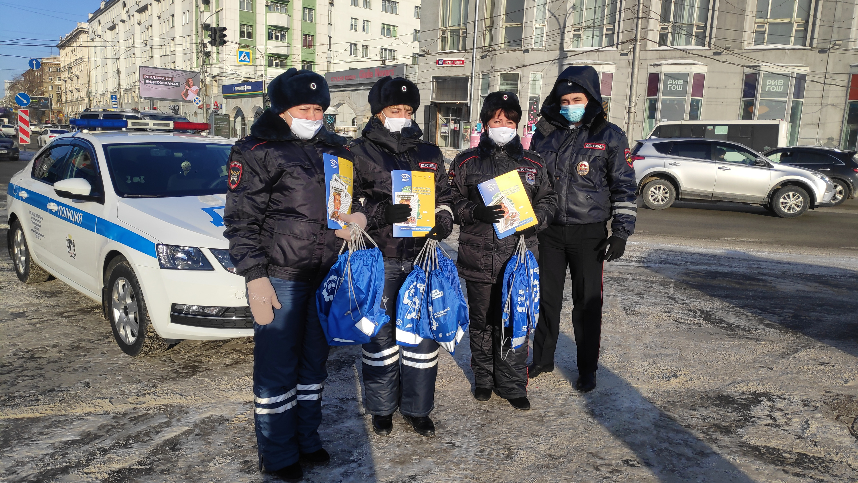 Автоинспекторы не первый год поздравляют водителей с Днем защитника Отечества Автоинспекторы не первый год поздравляют водителей с Днем защитника Отечества