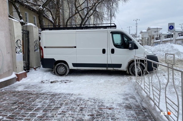 Центр города, Воеводина, 4. Фургон закрыл путь пешеходам Центр города, Воеводина, 4. Фургон закрыл путь пешеходам