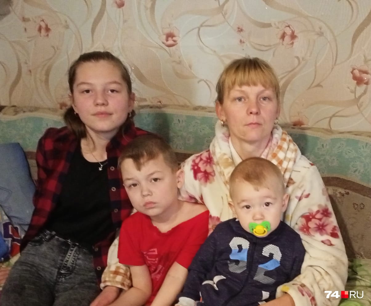 Светлана с тремя младшими детьми Светлана с тремя младшими детьми