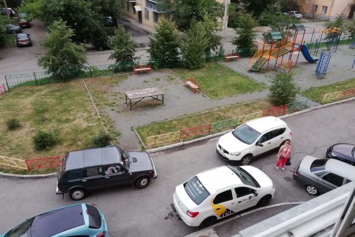 Инцидент произошел в одном из дворов в Ленинском районе Инцидент произошел в одном из дворов в Ленинском районе