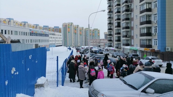 Очередная волна сообщений о минированиях прокатилась по Красноярску — эвакуировано 6 школ