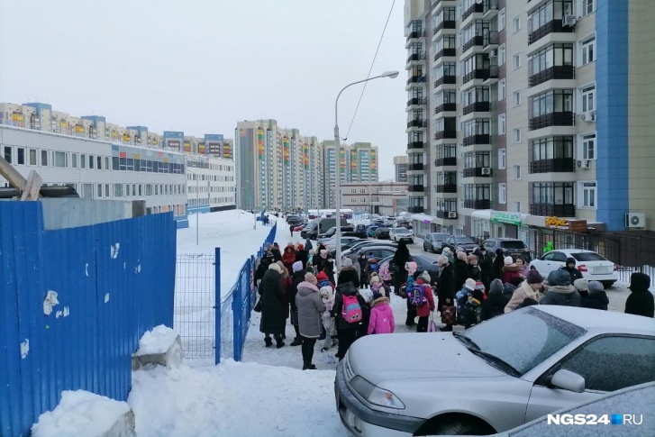 Это «минирование» было прошлой зимой в школе <nobr>№ 155</nobr>, оно оказалось ложным, как и все остальные Это «минирование» было прошлой зимой в школе <nobr>№ 155</nobr>, оно оказалось ложным, как и все остальные