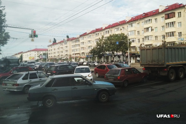 Уехать домой для горожан оказалось непростой задачей — на дорогах пробки Уехать домой для горожан оказалось непростой задачей — на дорогах пробки
