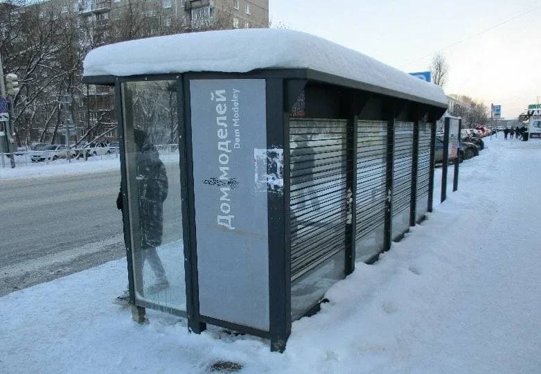 Расстояние от павильона на улице Островского до дороги составляет всего <nobr class="_">1,25 метра</nobr> Расстояние от павильона на улице Островского до дороги составляет всего <nobr class="_">1,25 метра</nobr>