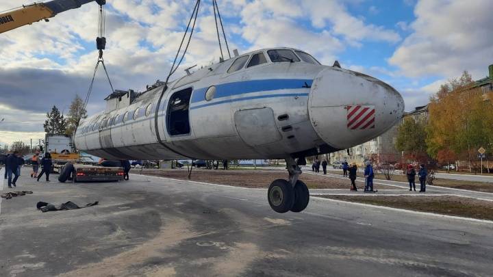 На трассе в Свердловской области заметили самолет. Рассказываем, зачем его везли по дороге