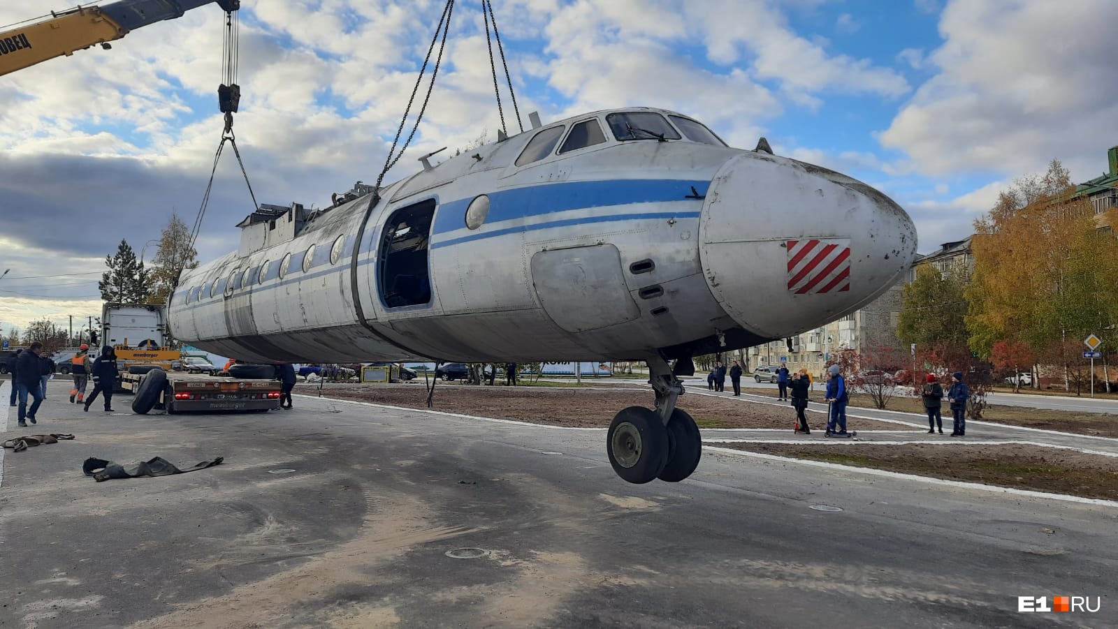 На трассе в Свердловской области заметили самолет. Рассказываем, зачем его везли по дороге