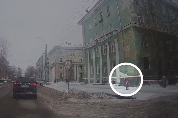 Девочка почти не пострадала, но страшно представить последствия, будь в этот момент она на шаг ближе к месту падения глыбы Девочка почти не пострадала, но страшно представить последствия, будь в этот момент она на шаг ближе к месту падения глыбы