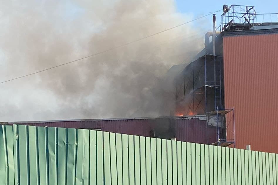 На юге Петербурга горел склад рядом с сауной и общежитием