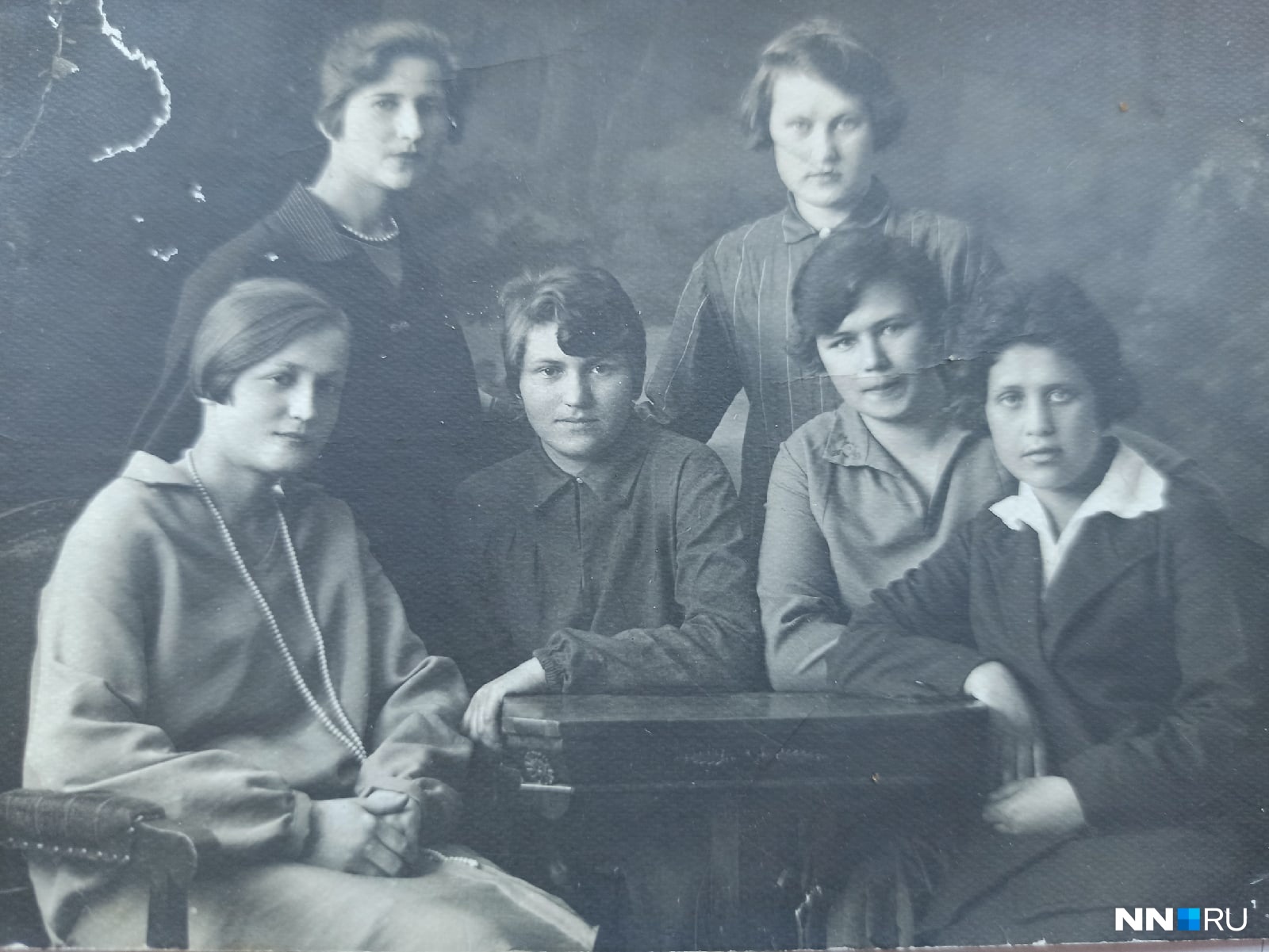 Анна Морозова (слева сверху) с подругами. Девушка происходила из семьи крестьян-середняков, после смерти родителей ей и брату на двоих достался дом в Семёнове