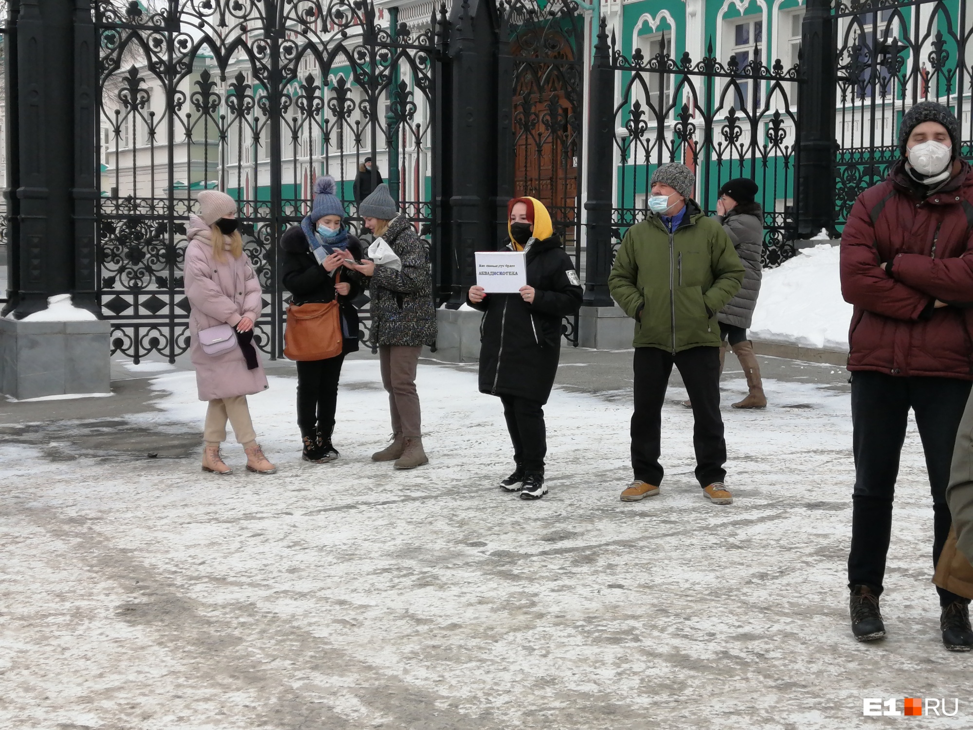Кристина (в желтом капюшоне) поддерживает Навального, но считает, что президентом должен стать другой