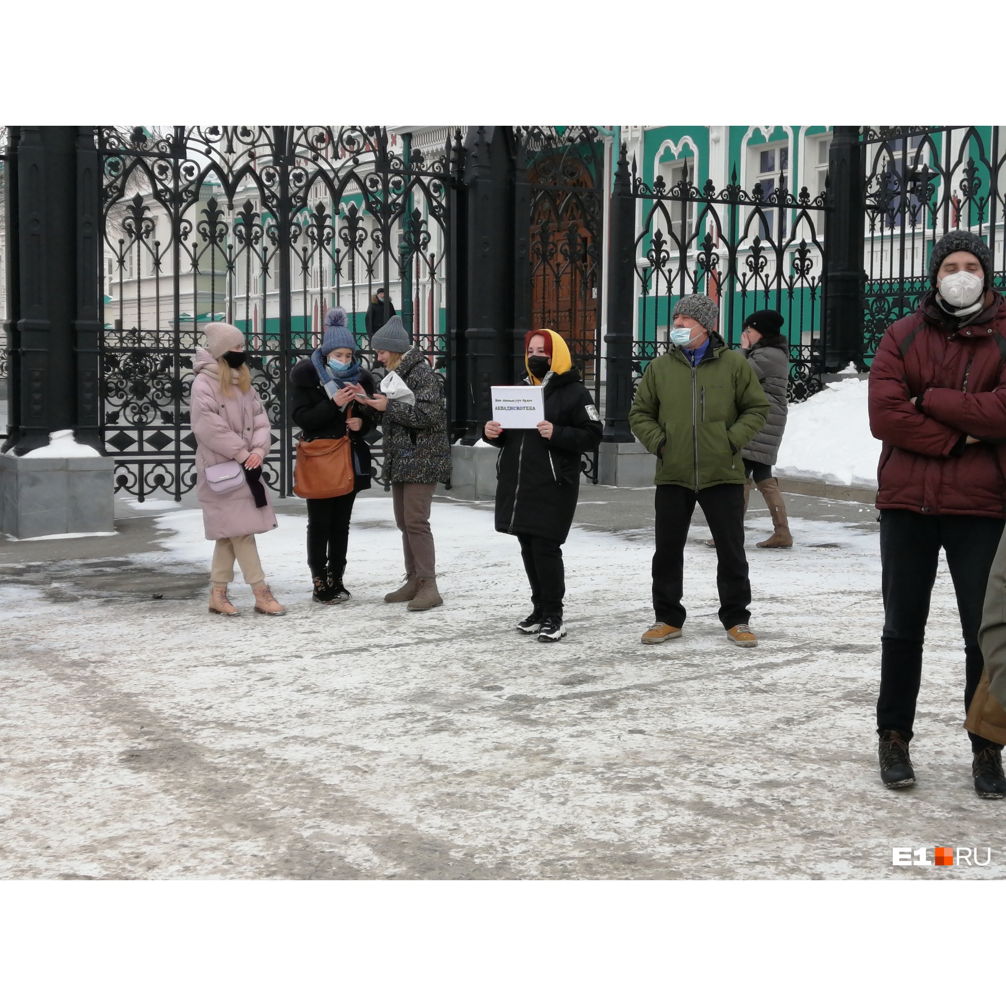 Кристина (в желтом капюшоне) поддерживает Навального, но считает, что президентом должен стать другой Кристина (в желтом капюшоне) поддерживает Навального, но считает, что президентом должен стать другой