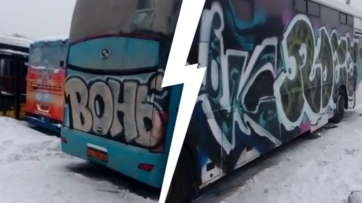 В Екатеринбурге вандалы расписали автобусы краской от колес до крыши