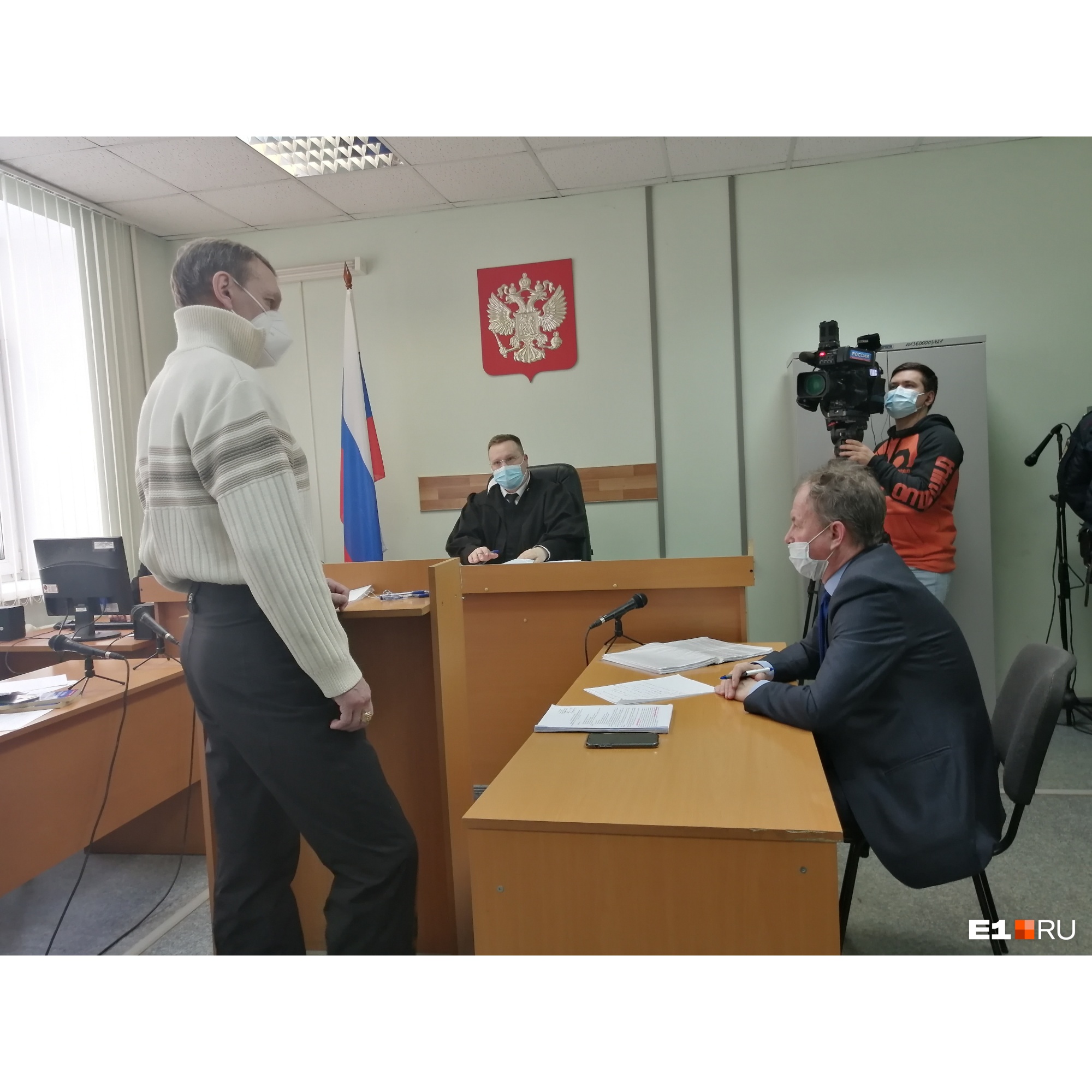 Потерпевший Валерий Горин (слева) и адвокат Дмитрий Бушухин обменялись колкостями Потерпевший Валерий Горин (слева) и адвокат Дмитрий Бушухин обменялись колкостями