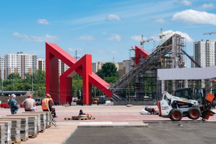 Рабочие уже установили одну из аркад на Московской площади
