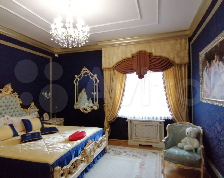 Детская спальня похожа на комнату принцесс из дворца