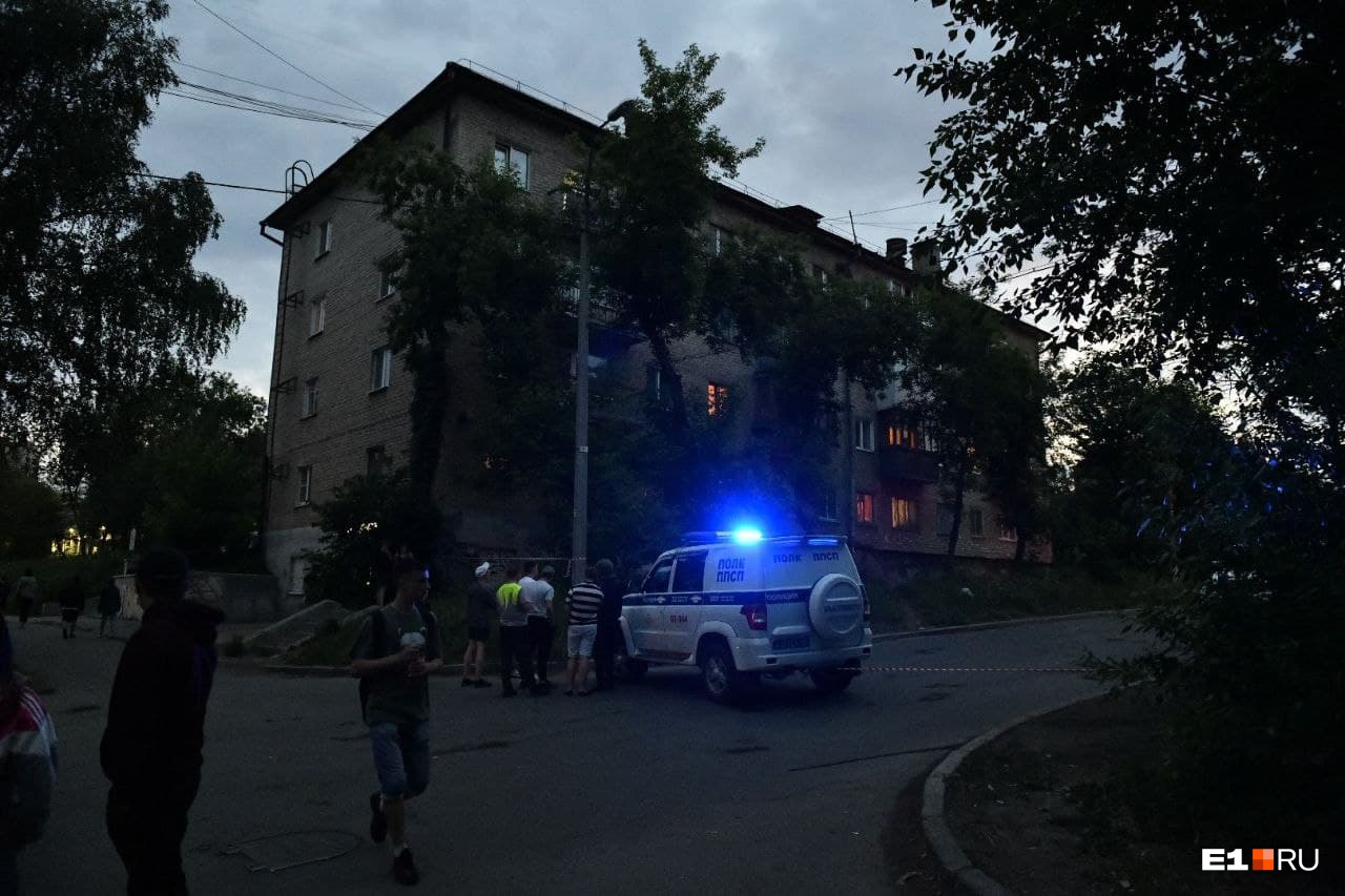 «Силовики прятались за авто»: пьяный бывший полицейский стреляет в росгвардейцев из окна в Екатеринбурге. Видео