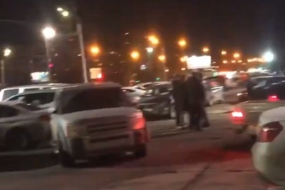 Машины были припаркованы около ТРК, в котором до недавнего времени якорным арендатором был «Ашан» Машины были припаркованы около ТРК, в котором до недавнего времени якорным арендатором был «Ашан»