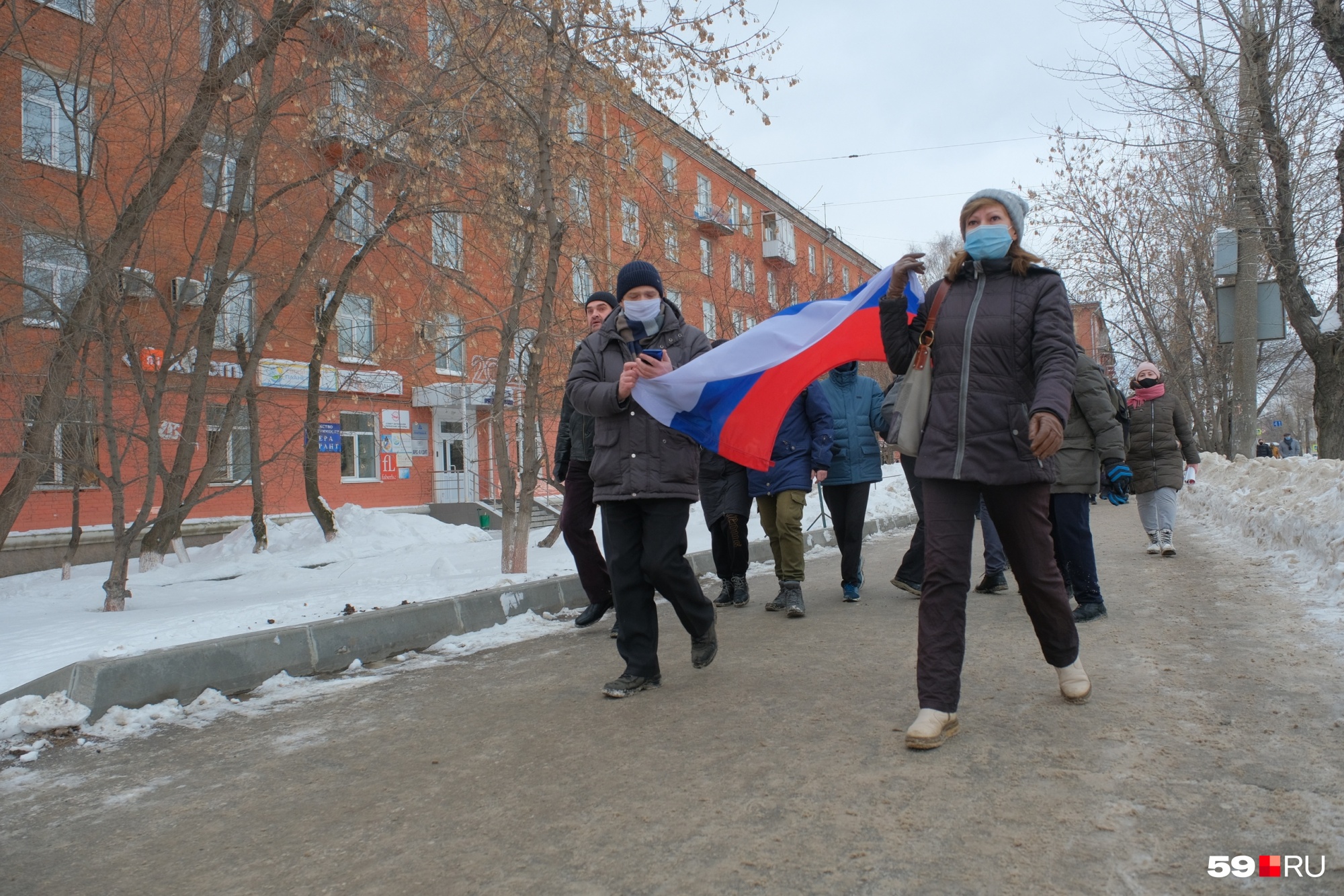 Некоторые взяли на акцию российский флаг Некоторые взяли на акцию российский флаг