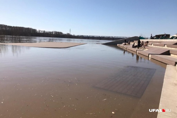 Сцена ушла под воду Сцена ушла под воду