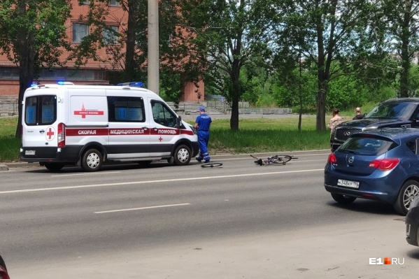 Очевидцы сообщили, что погибшего поместили в машину скорой помощи Очевидцы сообщили, что погибшего поместили в машину скорой помощи