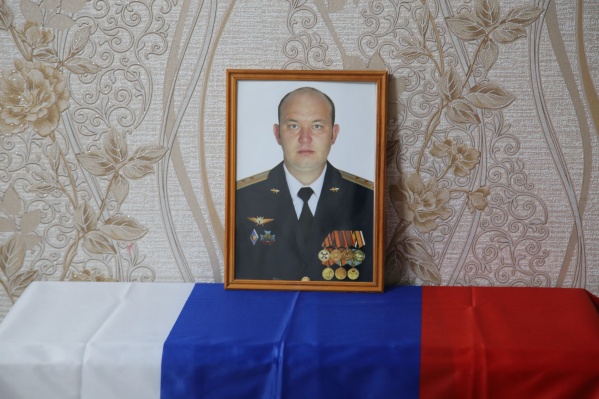 Портрет погибшего Дениса стоит на самом видном месте в родительской квартире Портрет погибшего Дениса стоит на самом видном месте в родительской квартире