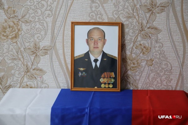 Портрет погибшего Дениса стоит на самом видном месте в родительской квартире Портрет погибшего Дениса стоит на самом видном месте в родительской квартире