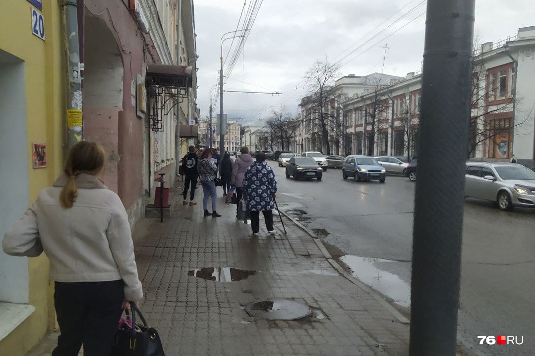 Урбанист Денис Харитонов намекает чиновникам, что проблемы есть и на тротуаре с другой стороны дороги — там очень тесно
