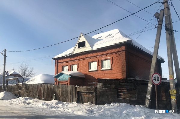 В двухэтажном доме живут 32 человека В двухэтажном доме живут 32 человека