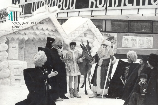 Новогоднее представление у Пермского цирка, 1 января 1986 года Новогоднее представление у Пермского цирка, 1 января 1986 года