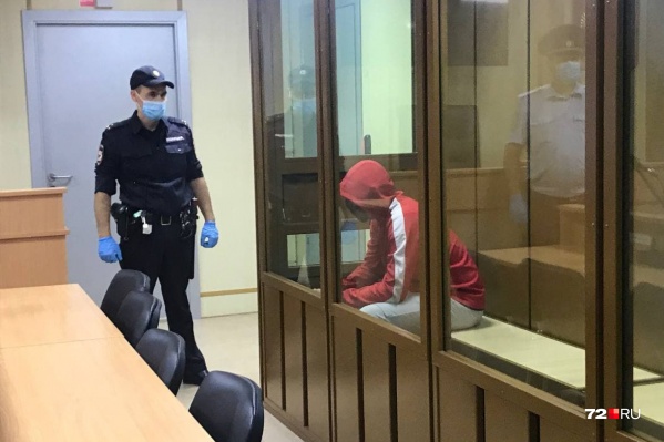 Мужчину привезли в суд заранее. В здании была усилена охрана Мужчину привезли в суд заранее. В здании была усилена охрана