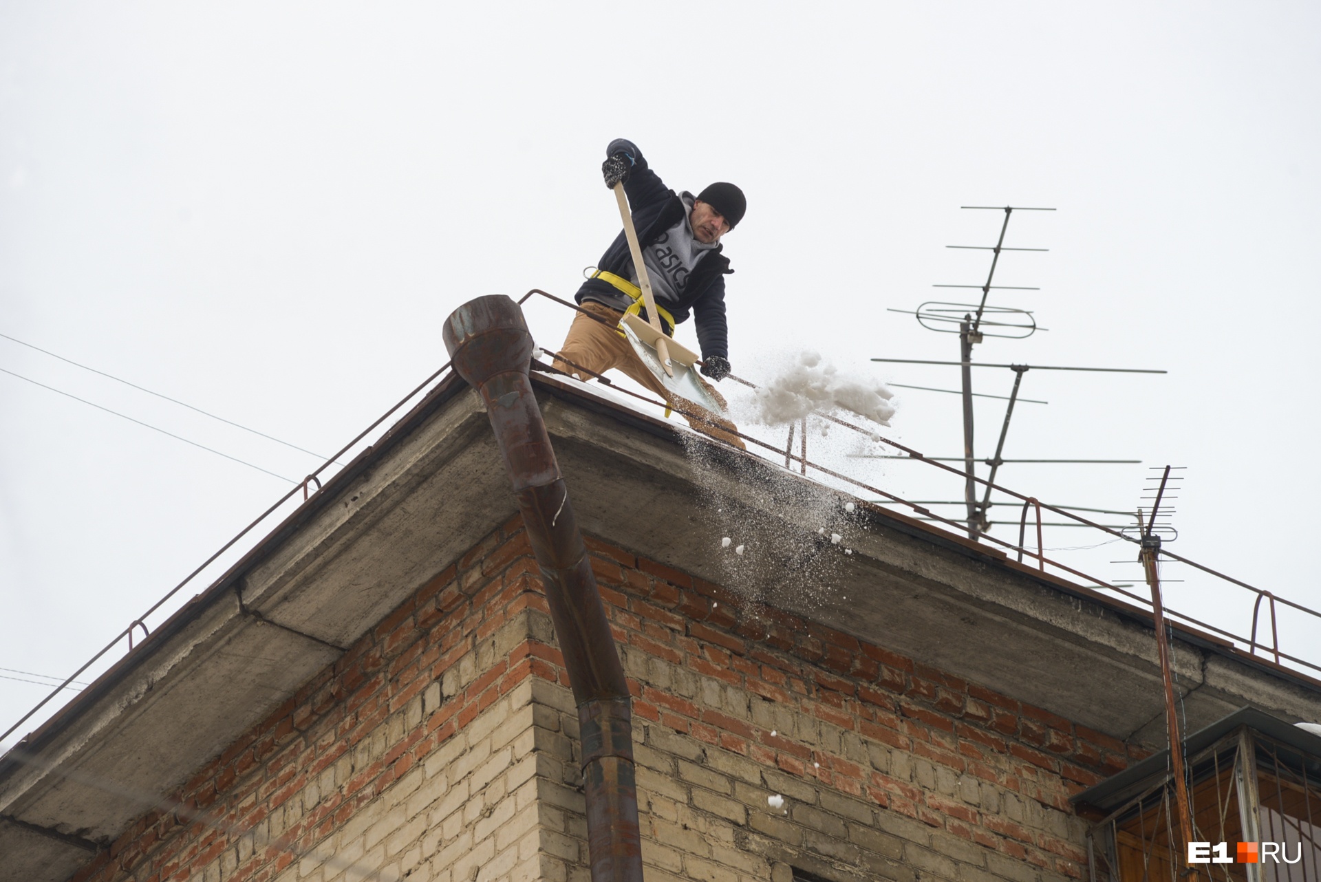 В ГЖИ поторопили управляющие компании Екатеринбурга с чисткой крыш, пока снег не начал падать на головы