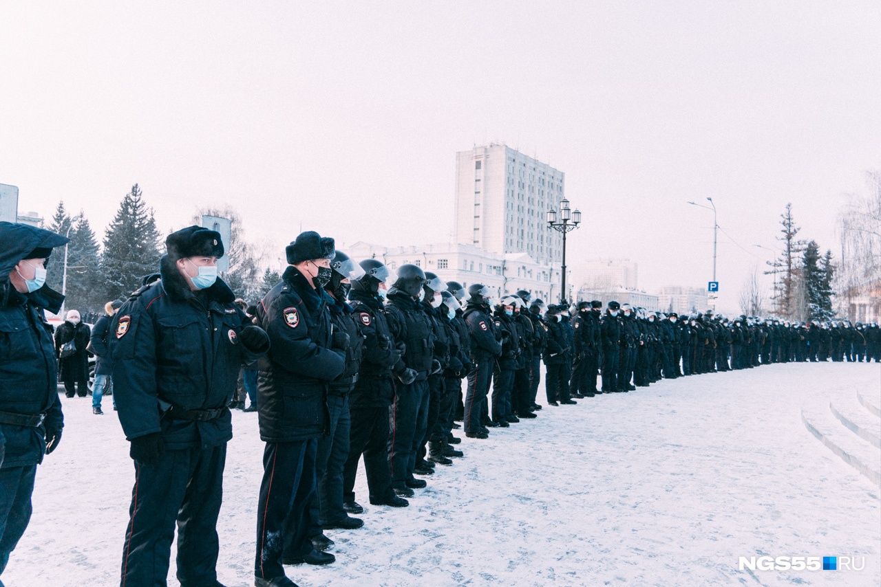 Для зачистки территории храма полиция пошла цепью Для зачистки территории храма полиция пошла цепью